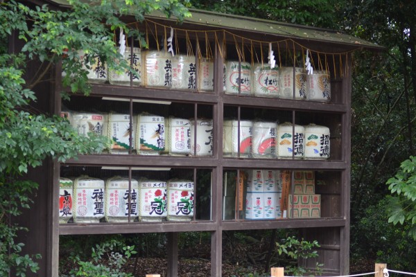 Sake casks wrapped in straw called taru (たる)